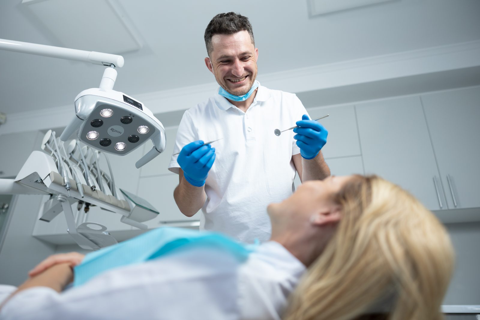 Pacientă relaxată în timpul unui tratament stomatologic nedureros la clinica Dr Olga